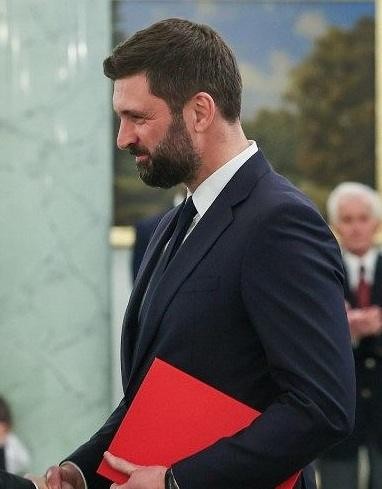 Grafika przedstawiająca połączenie świata filozofii i akademii z dyplomacją i polityką, symbolizująca ścieżkę kariery Nikodema Rachonia.