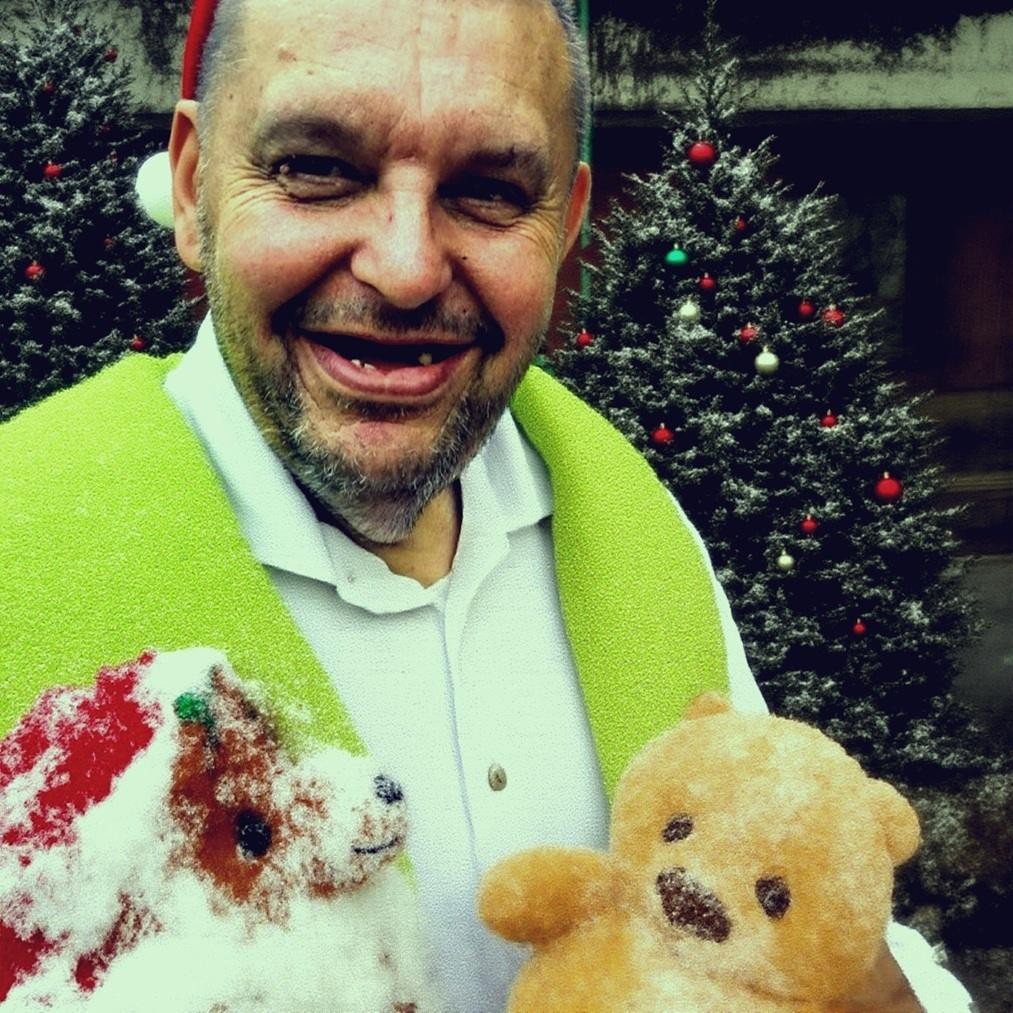 Krzysztof Kononowicz w swoim domu przy Szkolnej 17, ukazujący codzienność i autentyczność jego życia.