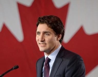 Justin Trudeau w swobodnej interakcji z obywatelami Kanady na zewnątrz.