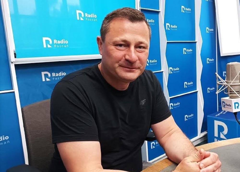Krzysztof Paszyk – ilustracja przedstawiająca etapy kariery politycznej, od samorządu do Sejmu, symbolizująca rozwój i zaangażowanie w służbę publiczną.