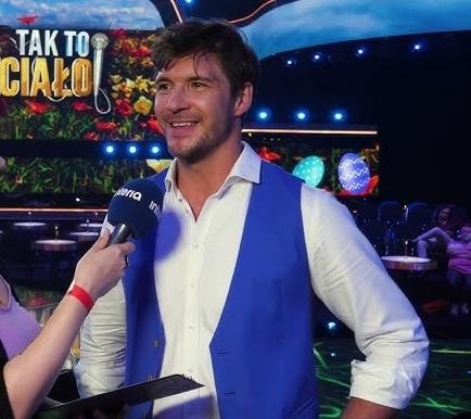 Mikołaj Roznerski w swoim wiejskim domu pod Warszawą, odpoczywający w otoczeniu natury.