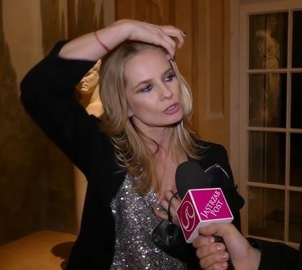 Magdalena Cielecka na scenie teatralnej, ukazująca swoją ekspresywność i zaangażowanie w sztukę aktorską.