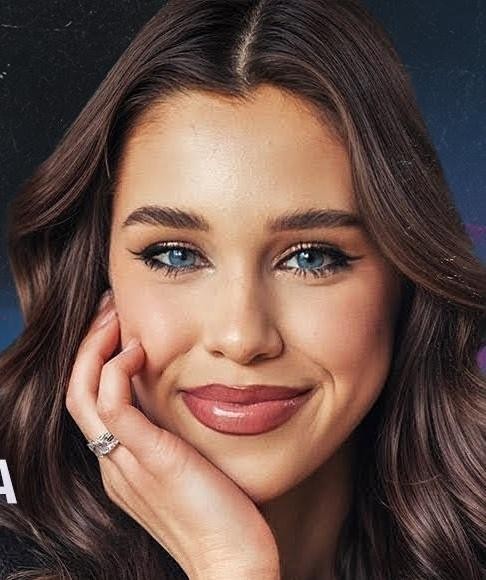 Maria Jeleniewska w dynamicznej pozie, uosabiająca energię influencerki i tancerki, z elementami TikToka i parkietu tanecznego w tle.