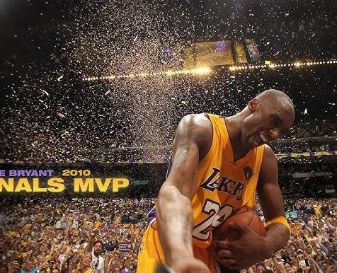 Kobe Bryant w koszulce Lakers, dryblujący piłkę na boisku, symbolizujący jego dominację w NBA.