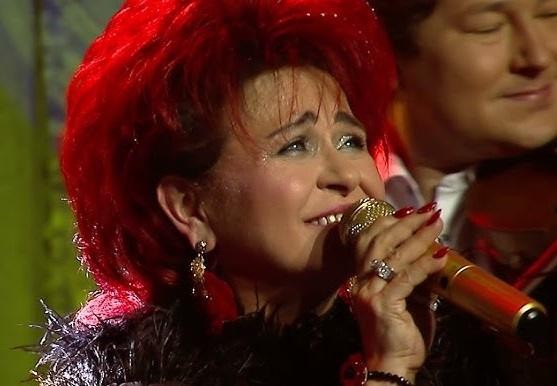 Bernadeta Kowalska na scenie podczas koncertu ze swoim zespołem