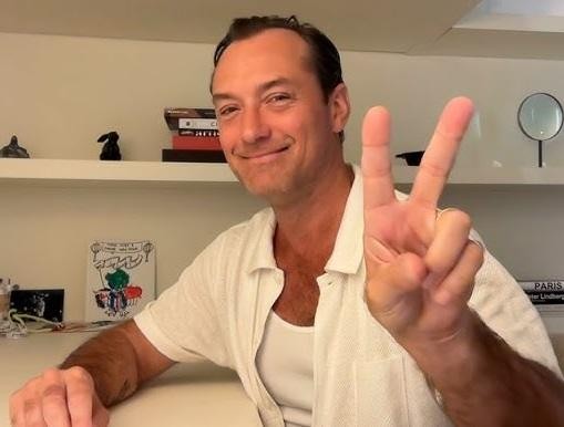 Jude Law jako Doktor Watson w scenerii wiktoriańskiego Londynu, z niewyraźną postacią Sherlocka Holmesa w tle.