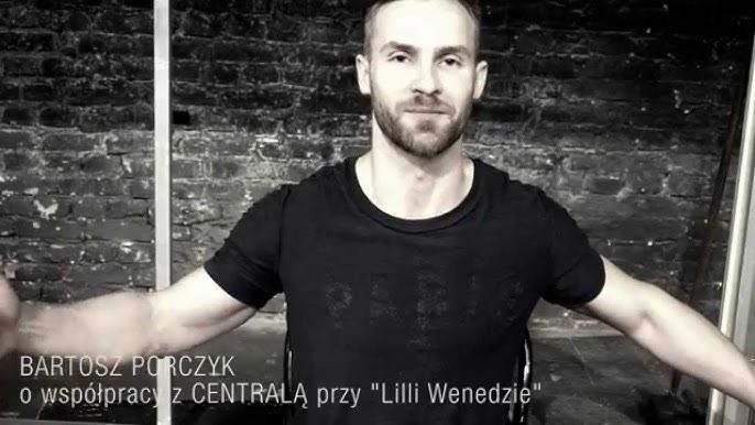 Bartosz Porczyk w dynamicznej pozie na scenie teatralnej, ukazujący intensywność i pasję w trakcie występu, z rozmytym tłem sugerującym teatralne kulisy.