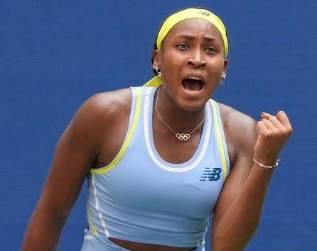 Młoda Coco Gauff z rodzicami, Coreyem i Candi Gauff, na słonecznym podwórku na Florydzie, symbolizujące jej rodzinne korzenie i początki kariery.