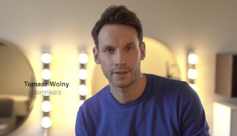 Tomasz Wolny z żoną Agatą Tomaszewską i trojgiem dzieci (Zofia, Tymon, Halszka) w domowym otoczeniu, uśmiechnięci, symbolizujący szczęśliwą rodzinę.