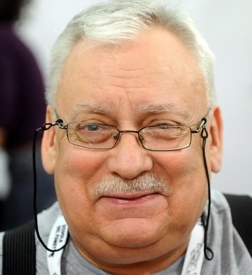 Krajobraz fantasy inspirowany światem Wiedźmina, przedstawiający mroczny las z krętą ścieżką prowadzącą do zamglonego zamku na wzgórzu.