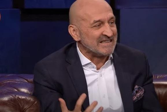 Kazimierz Marcinkiewicz jako premier, przemawiający na konferencji prasowej, symbolizujący jego aktywną rolę w polityce.