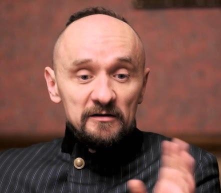Dynamiczne czarno-białe zdjęcie ze spektaklu Jana Klaty, ukazujące intensywność i innowacyjność jego twórczości teatralnej.