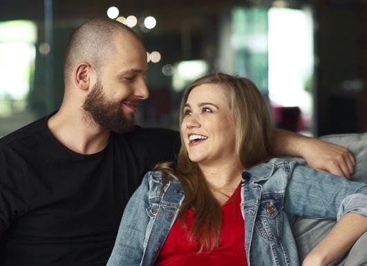 Maciej Pela w refleksyjnej pozie, symbolizującej złożoność jego życia prywatnego i publicznego.
