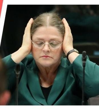 Elementy symbolizujące wykształcenie prawnicze: stos książek, dyplom i pióro.