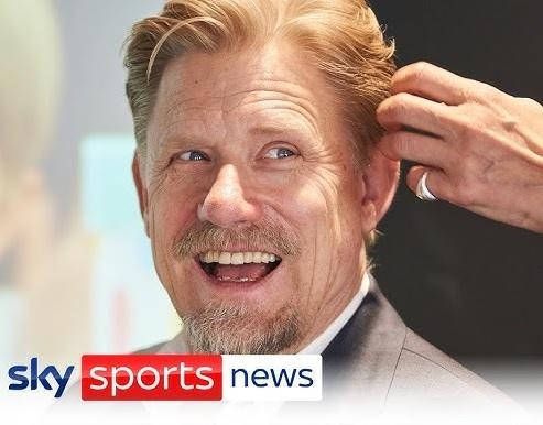 Peter Schmeichel w akcji, wykonujący obronę z piłką w powietrzu, z widoczną determinacją i koncentracją na twarzy.