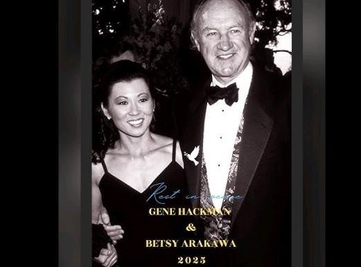 Eleganckie wnętrze domu w Santa Fe, z fortepianem i nutami, odzwierciedlające pasje Betsy Arakawy i Gene'a Hackmana.