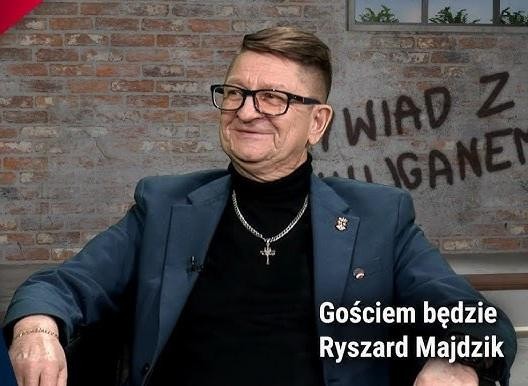 Nowoczesny dom jednorodzinny w Skawinie, położony w spokojnej, podmiejskiej okolicy, z zadbanym ogrodem i naturalnym oświetleniem.