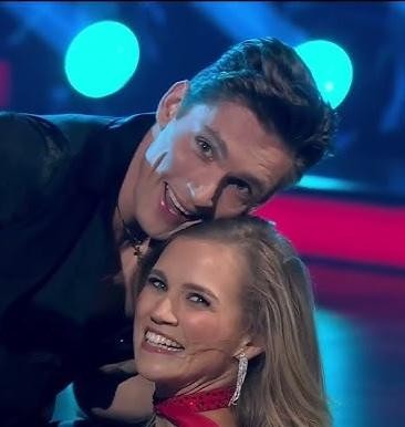 Agnieszka Kaczorowska z córkami, Emilią i Gabrielą, w czułym, rodzinnym ujęciu.