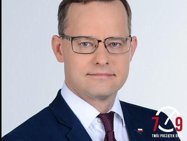 Marcin Romanowski podczas publicznego wystąpienia, ukazujący jego zaangażowanie w politykę i komunikację z wyborcami.