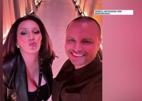 Marcin Hakiel tańczący z partnerką na scenie w programie telewizyjnym, uchwycony w dynamicznym ruchu.