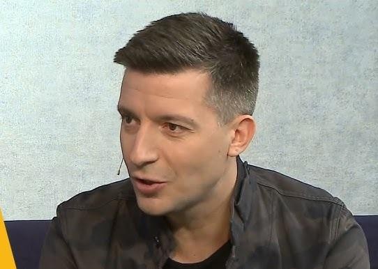 Michał Cessanis w swobodnej, prywatnej sytuacji, oddającej jego otwartość i autentyczność.