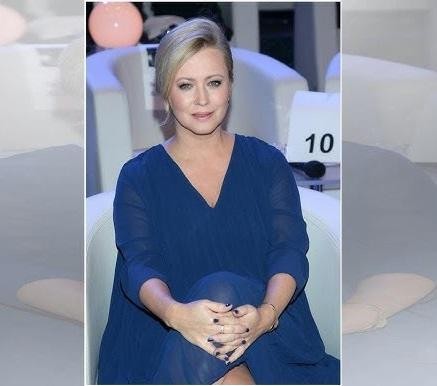Agnieszka Wagner, aktorka, w naturalnym otoczeniu, skupiona i elegancka.