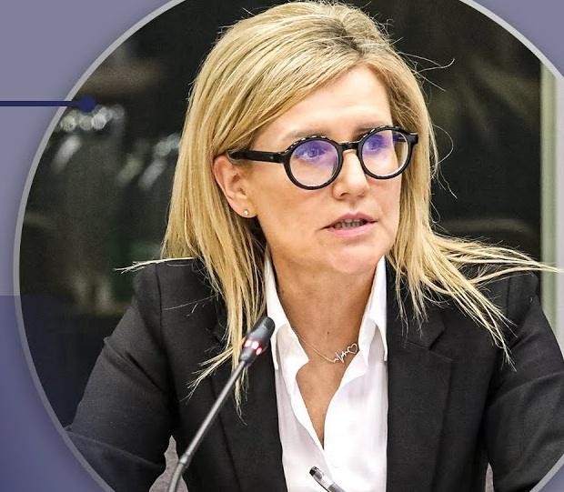 Ewa Wrzosek, prokurator, przemawiająca na konferencji prasowej, symbolizująca jej aktywną rolę w debacie publicznej.