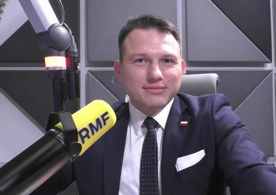 Sławomir Mentzen podczas publicznego wystąpienia lub w interakcji z wyborcami, ukazujący jego charyzmę i zdolność do budowania zaangażowania.