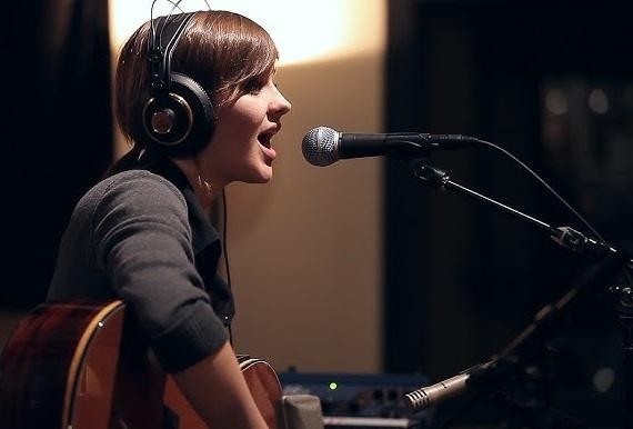 Jane Marczewski (Nightbirde) śpiewająca na scenie