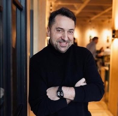 Marcin Miller podczas występu na żywo, emanujący energią i optymizmem, nawiązujący kontakt z publicznością.