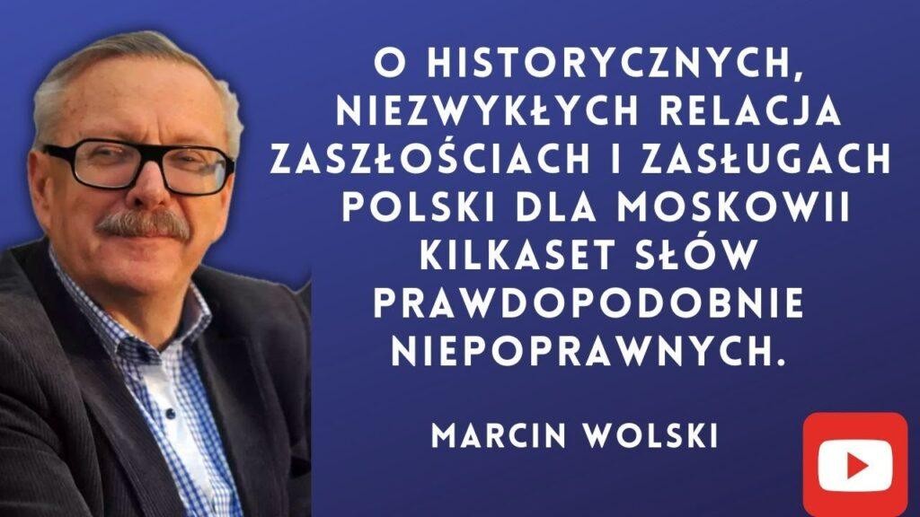 Ilustracja symbolizująca różnorodne aspekty kariery Marcina Wolskiego, łącząca motywy podróży, satyry i twórczości literackiej.