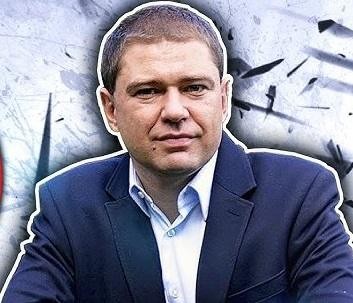 Grafika symbolizująca różnorodne aspekty kariery Piotra Szumlewicza: dziennikarstwo, publicystykę i działalność związkową.