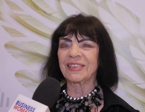 Sława Przybylska podczas emocjonalnego występu na scenie, oddająca całe serce w śpiew.