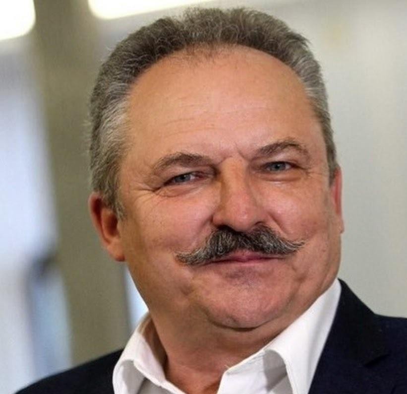 Marek Jakubiak przemawiający publicznie, z widoczną pasją i zaangażowaniem, na tle zgromadzonego tłumu, co podkreśla jego rolę jako polityka i mówcy.
