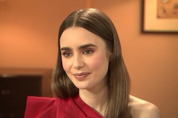 Lily Collins z rodzicami, Philem Collinsem i Jill Tavelman, w ciepłym, rodzinnym ujęciu.