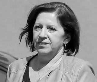 Zarys dokumentów na biurku, symbolizujący dyskrecję i długoletnią służbę w administracji.