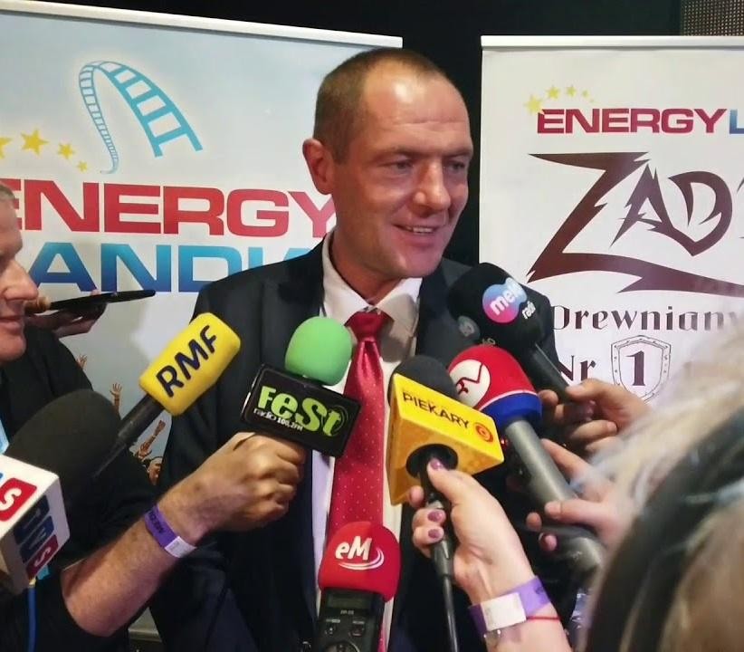 Widok na Energylandię, największy park rozrywki w Polsce, z widocznymi atrakcjami i bawiącymi się ludźmi.