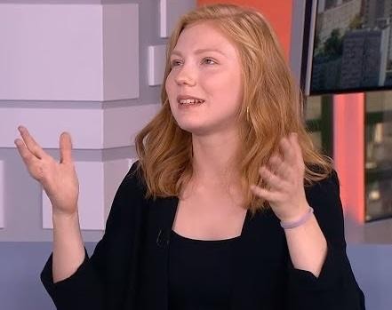 Edyta Torhan na scenie teatralnej, w dynamicznej pozie, oddająca emocje postaci.