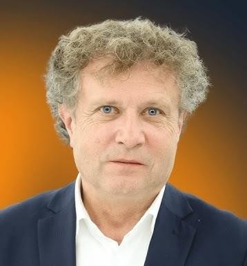 Jacek Karnowski w otoczeniu mieszkańców Sopotu, symbolizujący jego wieloletnie zaangażowanie w rozwój miasta.
