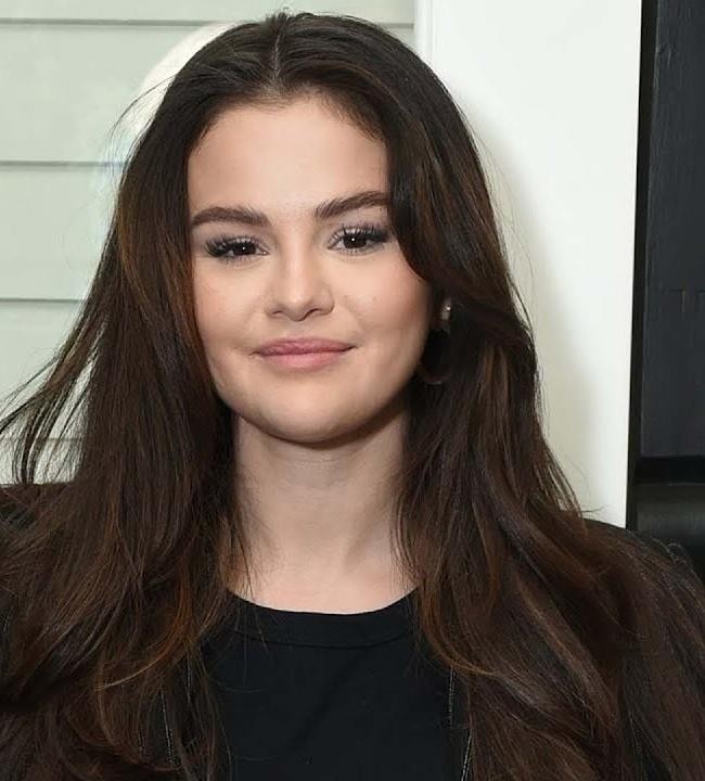 Naturalne ujęcie Seleny Gomez, oddające jej autentyczną osobowość i ekspresję.
