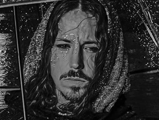 Michał Szpak podczas występu na scenie, z mikrofonem i ekspresyjną mimiką, podkreślającą jego artystyczną osobowość.