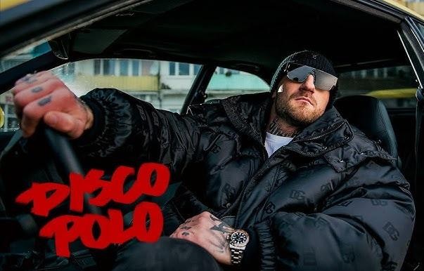 Batony Kizzers i pizza Sukcesiliana – produkty spożywcze Patryka Wozińskiego (Kizo), symbolizujące jego sukces w biznesie.